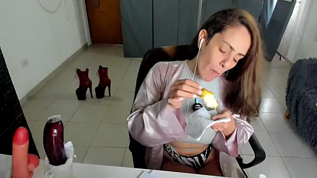 jessiburningheels online show from February 5, 12:38 pm