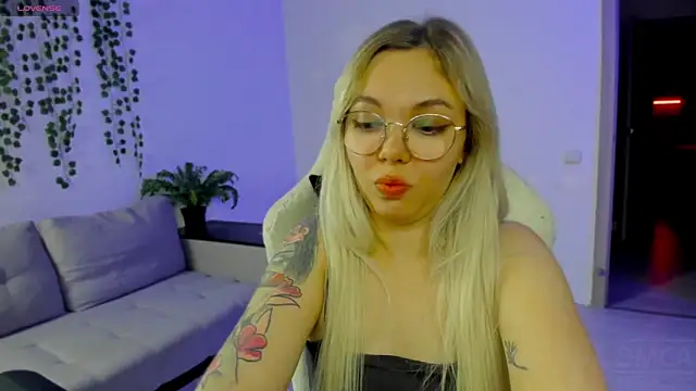 whoa-hoa-hoa-hoa-hoa online show from November 15, 6:59 pm