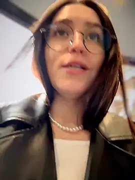 Snapshot of meow_girl chatting on April 3, 9:29 am meow girl online show from April 3, 9:29 am
