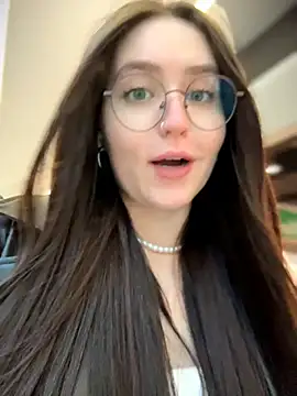 Snapshot of meow_girl chatting on April 8, 3:01 pm meow girl online show from April 8, 3:01 pm