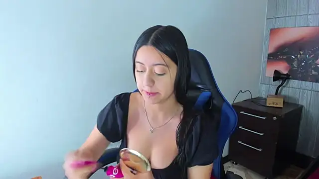 Snapshot of zoe_connor19 chatting on June 6, 8:46 pm zoe connor19 online show from June 6, 8:46 pm