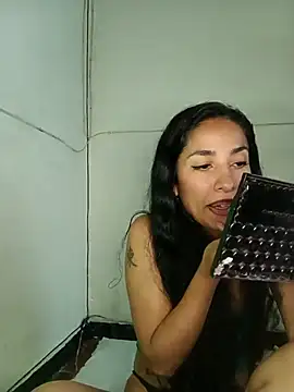 chloewildd  online show from March 14, 10:15 pm