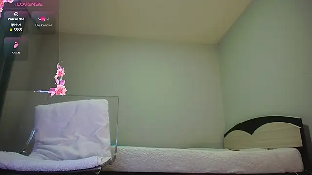 kyliejo18 online show from December 4, 4:11 am