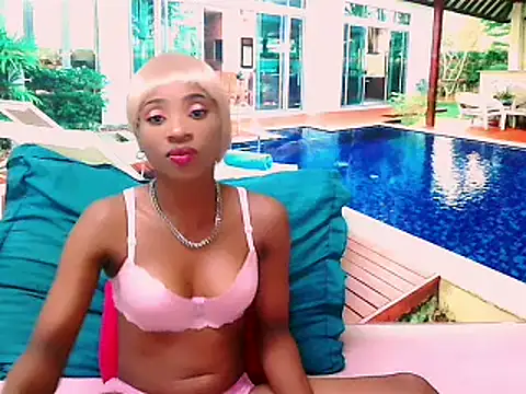 Snapshot of EbonyCreamy69 chatting on February 12, 9:33 pm EbonyCreamy69 online show from February 12, 9:33 pm