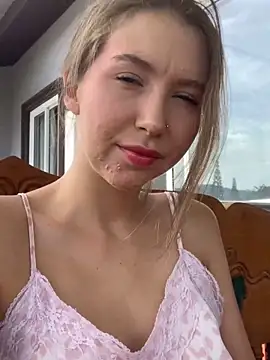 Snapshot of LinaSiren chatting on December 7, 7:05 am LinaSiren online show from December 7, 7:05 am