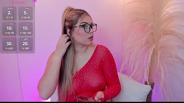 thaliafox  online show from February 26, 4:45 pm