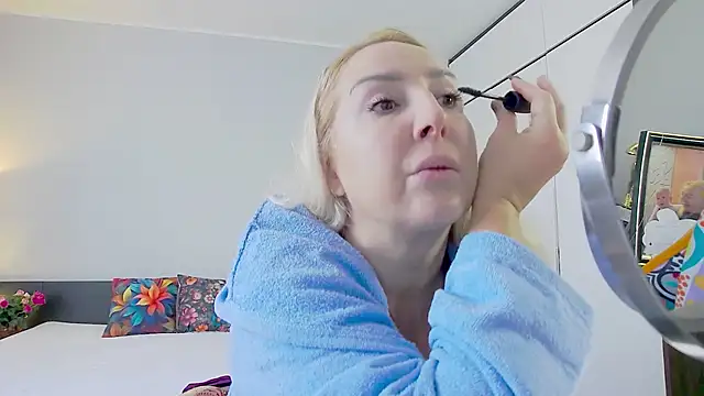 Snapshot of MariaRichi_ chatting on February 16, 8:21 am MariaRichi online show from February 16, 8:21 am