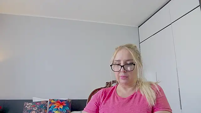 Snapshot of MariaRichi_ chatting on February 20, 10:27 am MariaRichi online show from February 20, 10:27 am