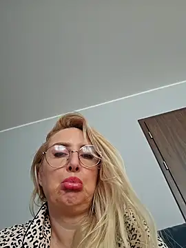 Snapshot of MariaRichi_ chatting on March 4, 10:24 am MariaRichi online show from March 4, 10:24 am