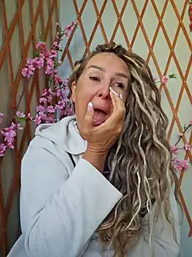 Snapshot of MariaRichi_ chatting on October 6, 6:44 am MariaRichi online show from October 6, 6:44 am