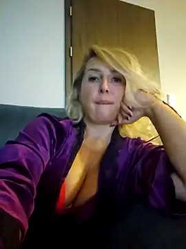 Snapshot of MariaRichi_ chatting on October 19, 7:14 pm MariaRichi online show from October 19, 7:14 pm