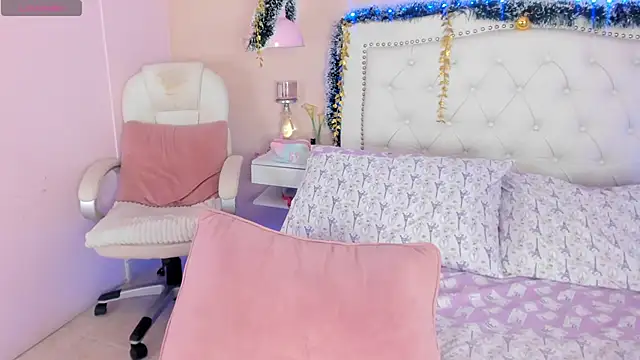 Snapshot of Ashley_Evans18 chatting on December 20, 3:42 pm Ashley Evans18 online show from December 20, 3:42 pm