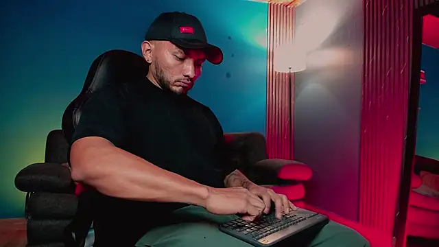 Snapshot of maximusclark1 chatting on January 13, 2:28 am maximusclark1 online show from January 13, 2:28 am