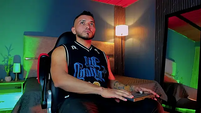 Snapshot of maximusclark1 chatting on February 4, 3:45 am maximusclark1 online show from February 4, 3:45 am