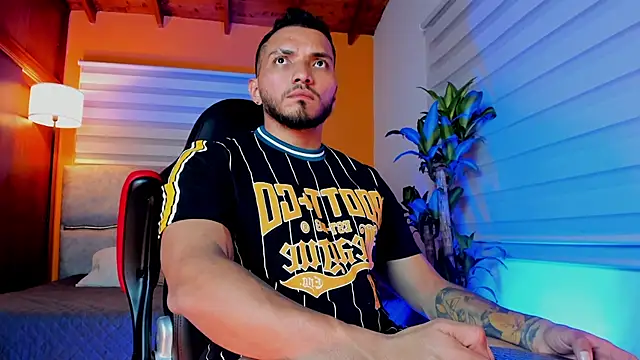 Snapshot of maximusclark1 chatting on February 25, 1:15 am maximusclark1 online show from February 25, 1:15 am