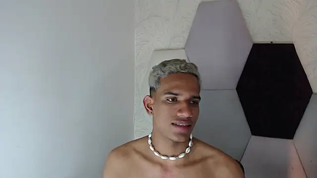 Snapshot of AbrahanBratz chatting on January 30, 6:00 pm AbrahanBratz online show from January 30, 6:00 pm