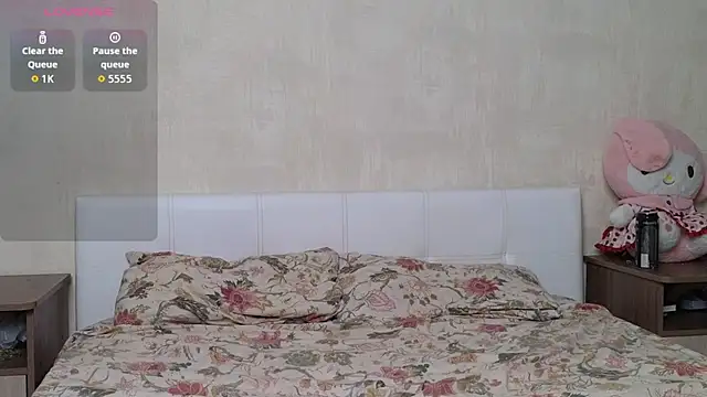 Snapshot of Betty_Blamee chatting on October 13, 9:09 am Betty Blamee online show from October 13, 9:09 am