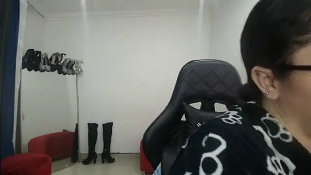 Snapshot of Madame_Shein_ chatting on February 14, 9:21 pm Madame Shein  online show from February 14, 9:21 pm