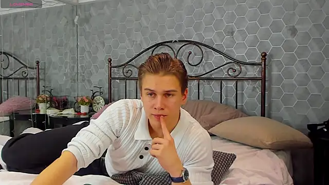 Snapshot of Marcus_Swampov chatting on December 22, 2:28 am Marcus Swampov online show from December 22, 2:28 am