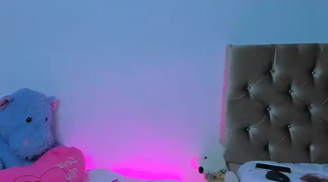 Snapshot of StassieBell chatting on February 13, 4:00 am StassieBell online show from February 13, 4:00 am