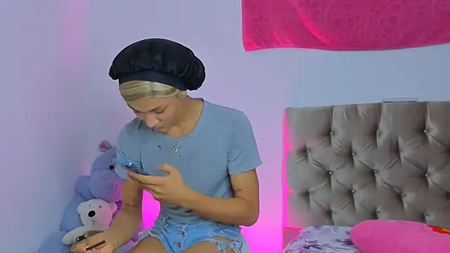 Snapshot of StassieBell chatting on March 5, 7:38 am StassieBell online show from March 5, 7:38 am