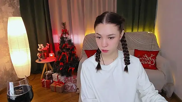 Snapshot of MilliBrown_ chatting on December 17, 7:07 am MilliBrown online show from December 17, 7:07 am