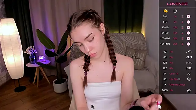 Snapshot of MilliBrown_ chatting on February 19, 3:05 pm MilliBrown online show from February 19, 3:05 pm