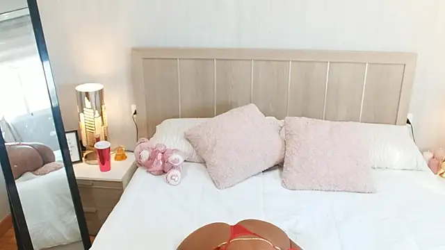 IamCrystal2 online show from December 13, 2:05 pm