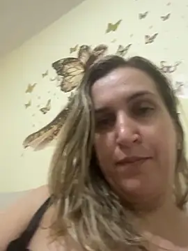 Snapshot of Bia_sexynovaes chatting on May 25, 12:16 am Bia sexynovaes online show from May 25, 12:16 am