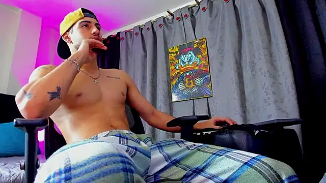 Snapshot of Giomar_Reyes chatting on February 18, 7:37 am Giomar Reyes online show from February 18, 7:37 am