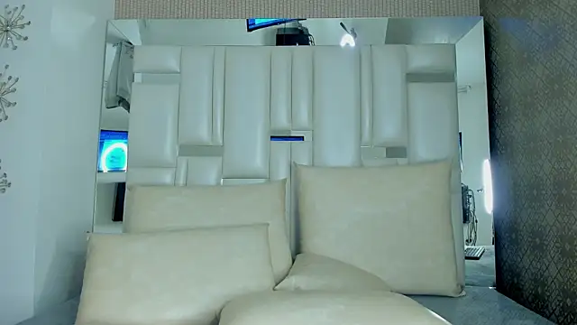 Snapshot of Valery_Foxx_ chatting on December 14, 9:51 am Valery Foxx online show from December 14, 9:51 am