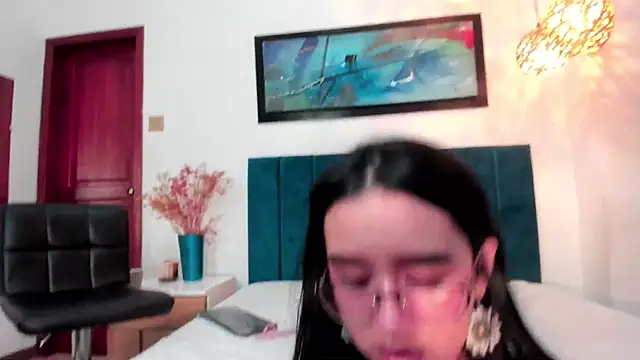 Snapshot of LaraGoldd chatting on February 19, 4:23 am LaraGoldd online show from February 19, 4:23 am