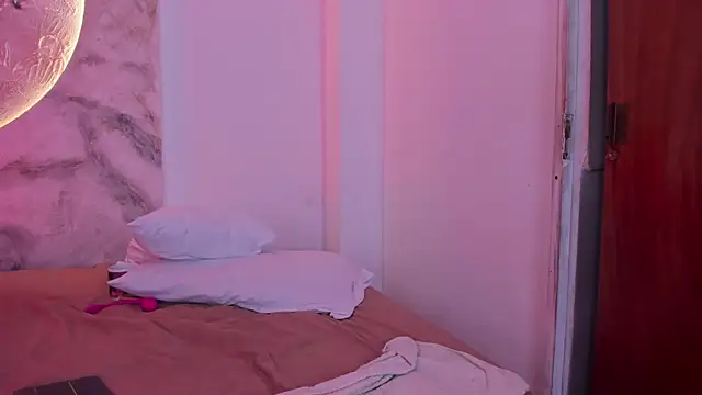 Snapshot of JulietaKane chatting on February 15, 7:51 am JulietaKane online show from February 15, 7:51 am