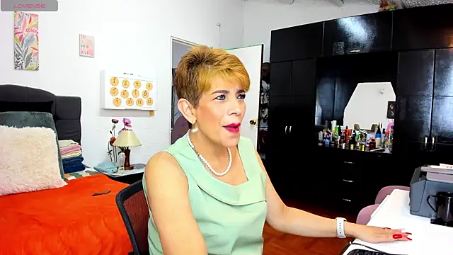 Snapshot of Angelina_Stone_65 chatting on July 21, 11:29 pm Angelina Stone 65 online show from July 21, 11:29 pm
