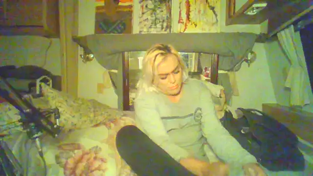 Snapshot of HoneyBdaQueen chatting on October 21, 7:53 am HoneyBdaQueen online show from October 21, 7:53 am