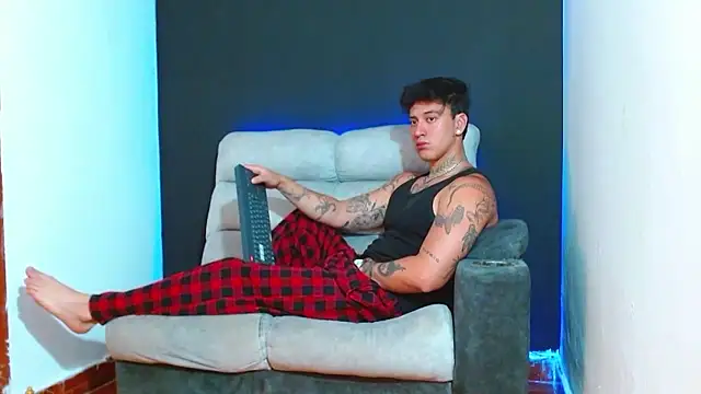 JUSTIN FULLER1 online show from January 12, 5:40 pm