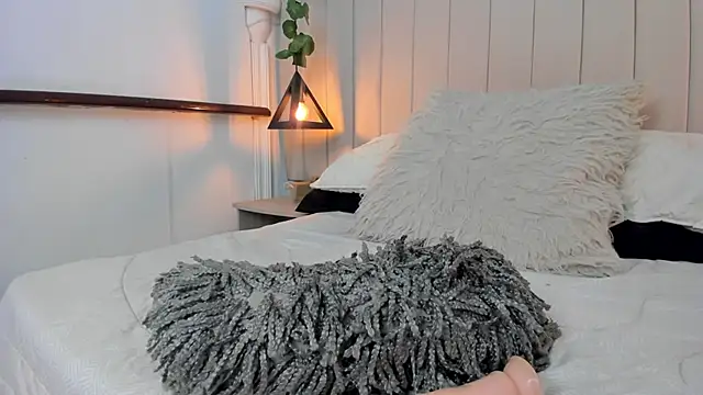 JulianaWaldo online show from February 6, 5:09 pm