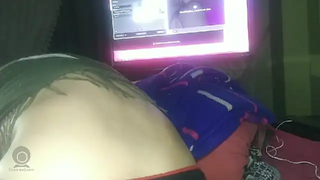 Snapshot of emylolo9 chatting on December 3, 10:51 pm emylolo9 online show from December 3, 10:51 pm