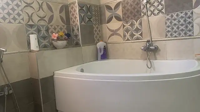 Snapshot of emylolo9 chatting on December 14, 12:44 pm emylolo9 online show from December 14, 12:44 pm