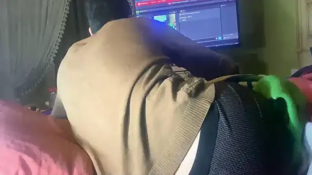 Snapshot of emylolo9 chatting on December 22, 10:25 pm emylolo9 online show from December 22, 10:25 pm