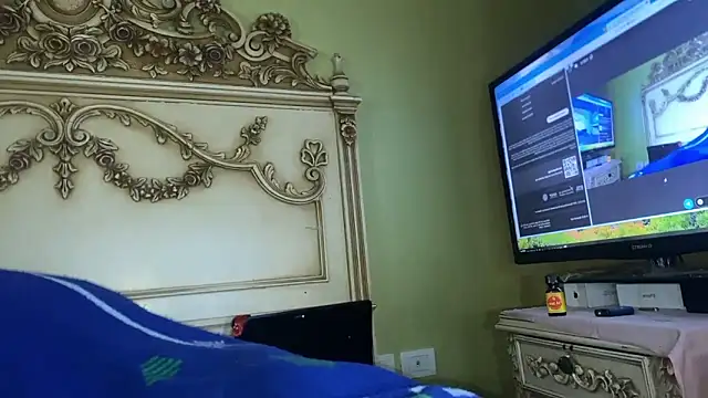 Snapshot of emylolo9 chatting on January 4, 7:34 am emylolo9 online show from January 4, 7:34 am