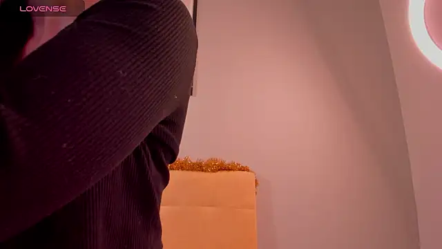 Snapshot of Sophiaa_sensual chatting on December 15, 1:43 am Sophiaa sensual online show from December 15, 1:43 am