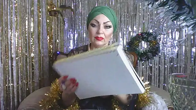 Snapshot of Izabella_gold chatting on December 27, 2:47 am Izabella gold online show from December 27, 2:47 am