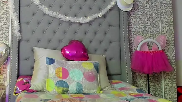 evafoxs online show from December 17, 4:00 pm