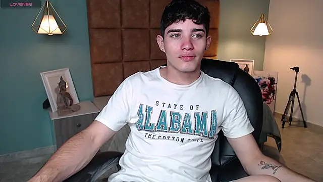 Snapshot of AlejooTwink chatting on February 12, 6:19 pm AlejooTwink online show from February 12, 6:19 pm