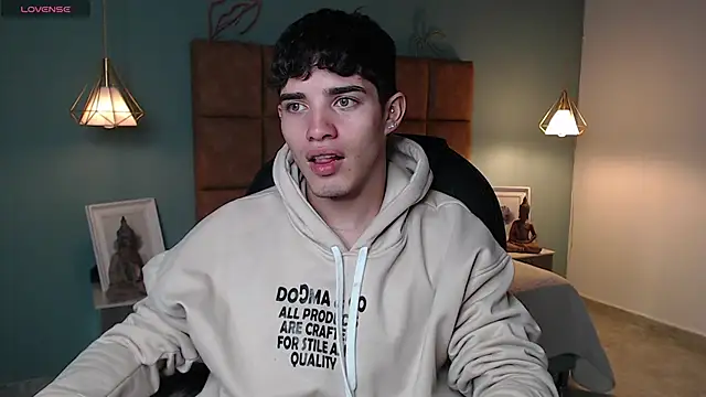 Snapshot of AlejooTwink chatting on February 14, 6:19 pm AlejooTwink online show from February 14, 6:19 pm