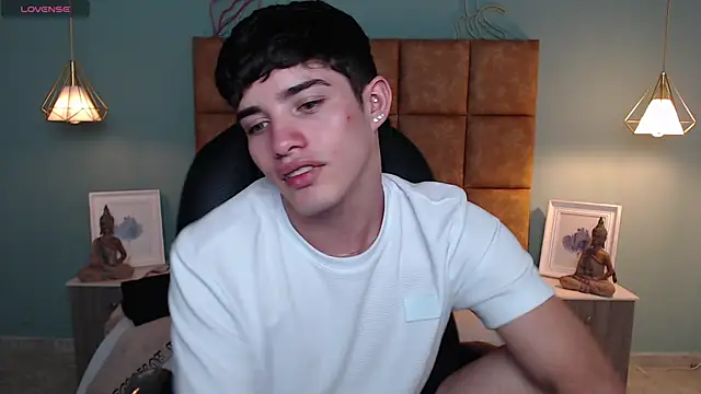 Snapshot of AlejooTwink chatting on February 15, 8:33 pm AlejooTwink online show from February 15, 8:33 pm