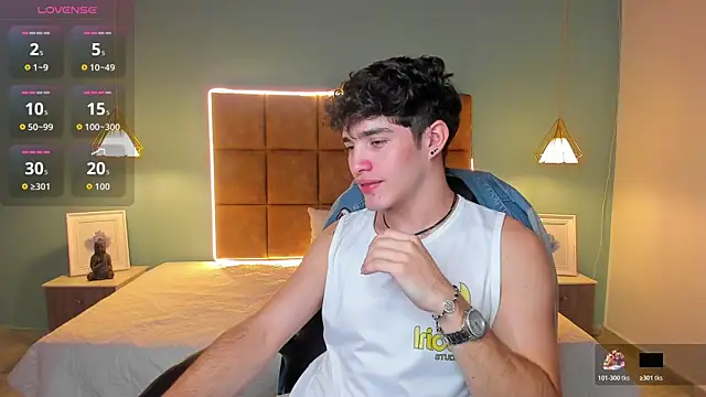 Snapshot of AlejooTwink chatting on November 8, 2:45 am AlejooTwink online show from November 8, 2:45 am