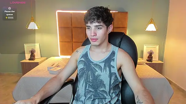 Snapshot of AlejooTwink chatting on November 11, 2:33 am AlejooTwink online show from November 11, 2:33 am