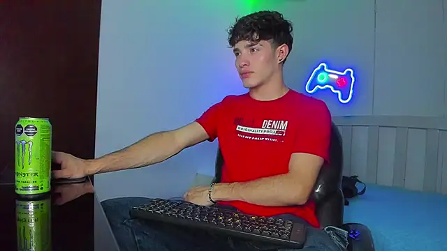 Snapshot of AlejooTwink chatting on December 13, 10:48 pm AlejooTwink online show from December 13, 10:48 pm